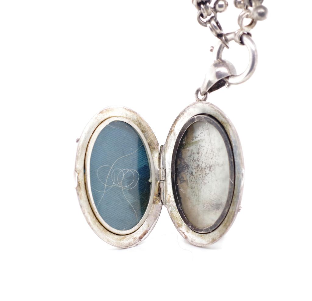 Late Victorian period silver locket and chain - Image 5 of 6