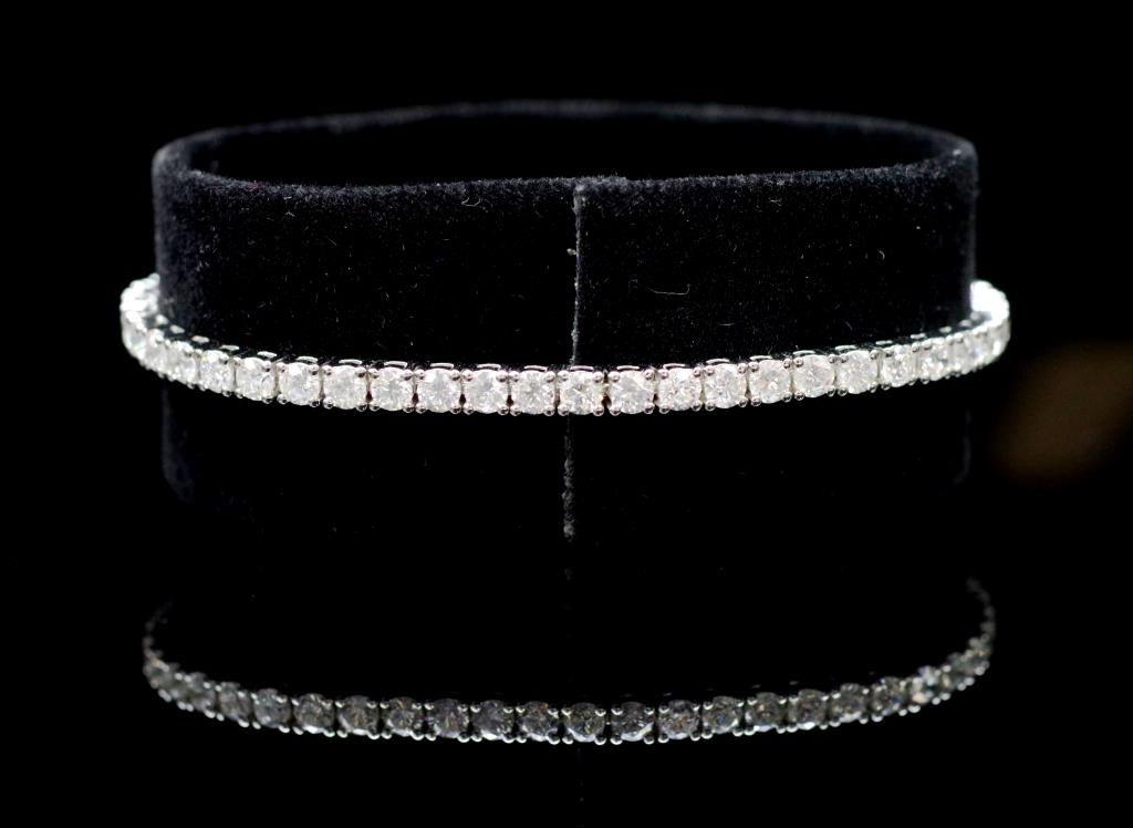 4.57ct diamond and 18ct white gold tennis bracelet - Image 4 of 5