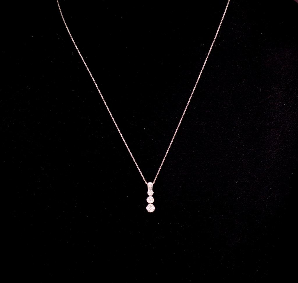 Diamond and 10ct white gold pendant and chain - Image 3 of 3