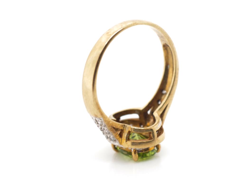 Peridot and diamond set 9ct yellow gold ring - Image 3 of 3