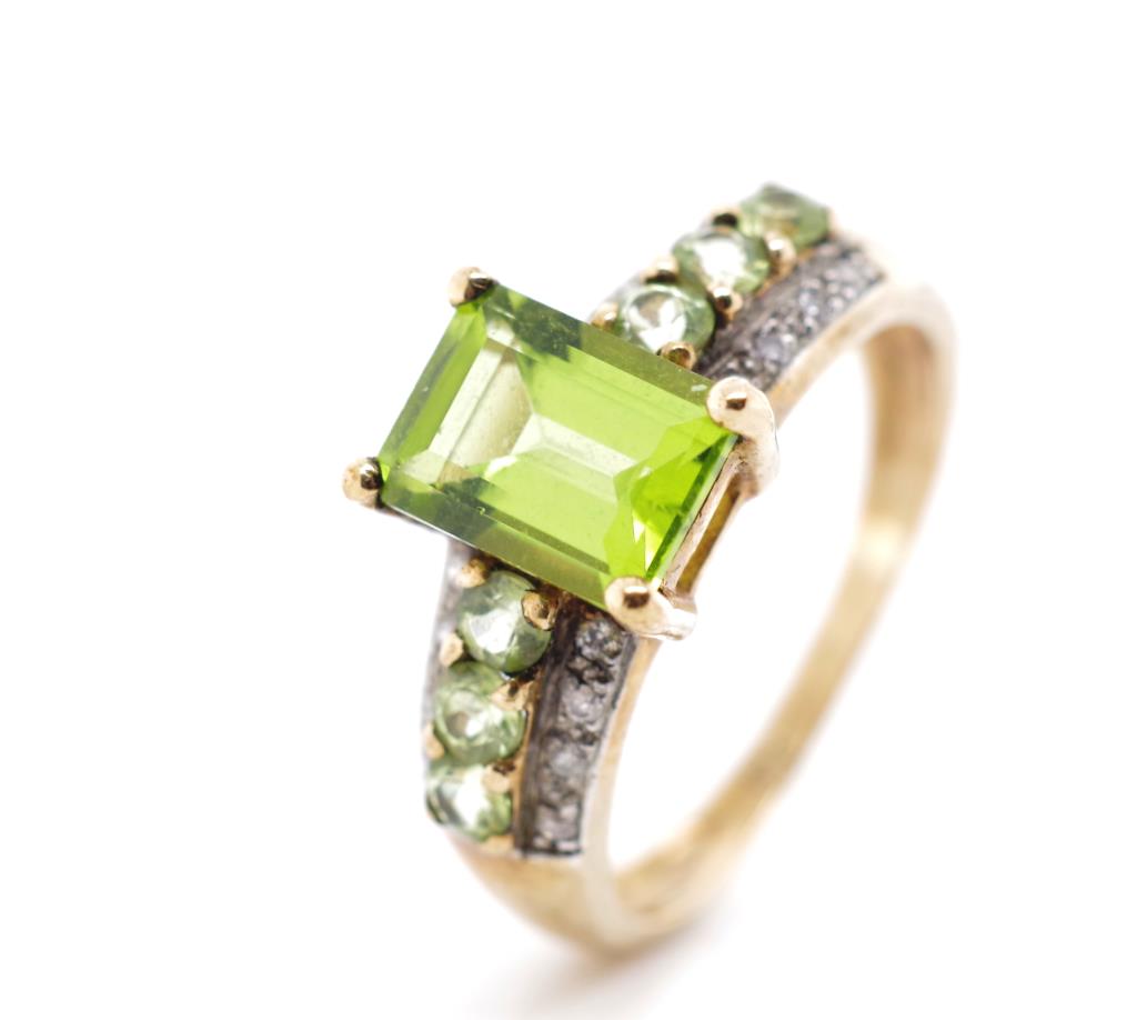 Peridot and diamond set 9ct yellow gold ring