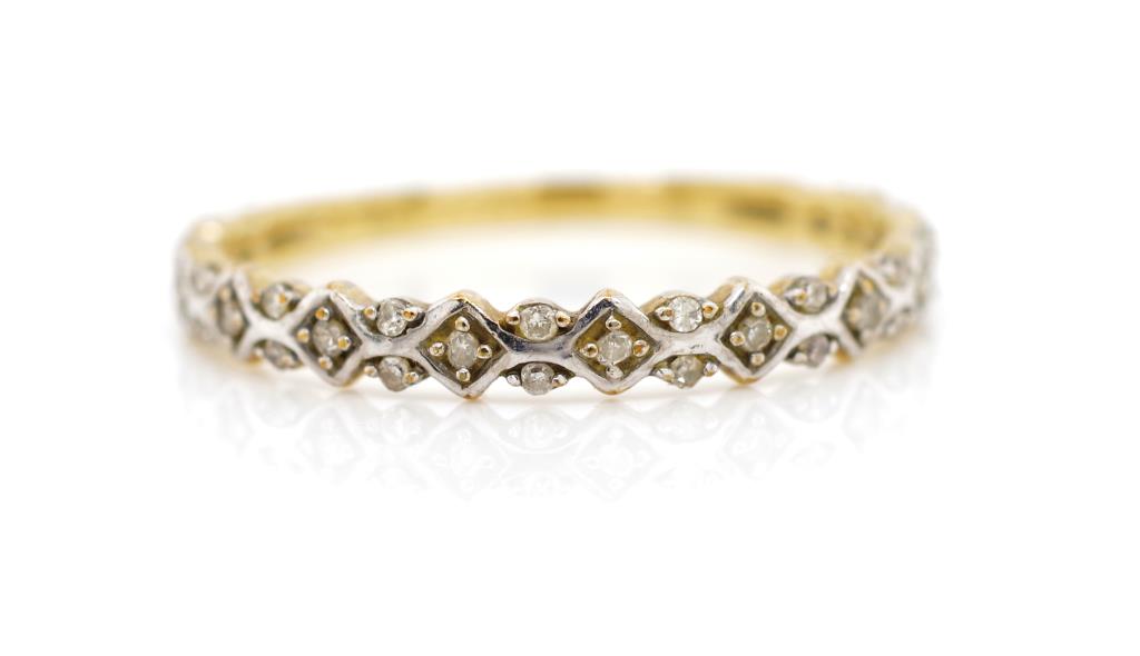 Diamond and 10ct yellow gold ring