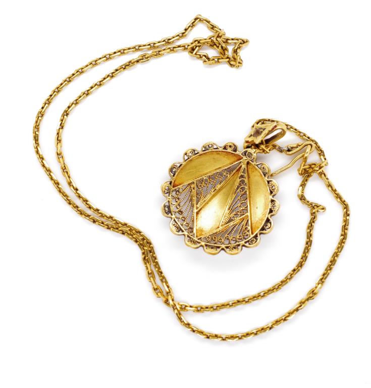 Yellow gold filigree pendant and chain - Image 2 of 2