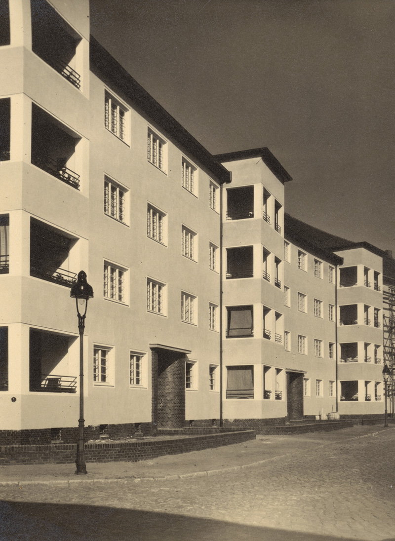 Architecture: Small modern villas and apartment buildings in Berlin