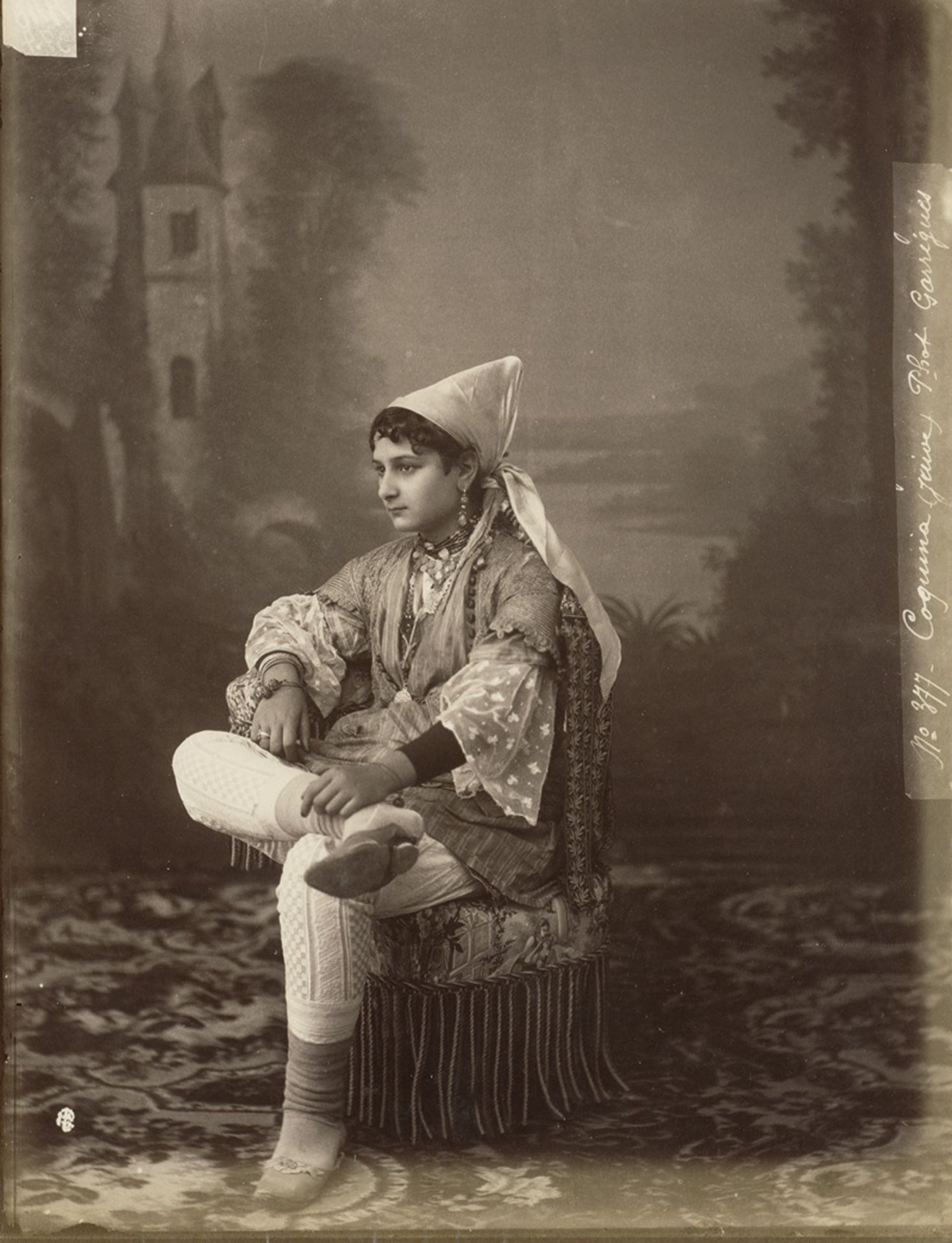 Tunis: Portraits of women and men of Tunis in traditional dress