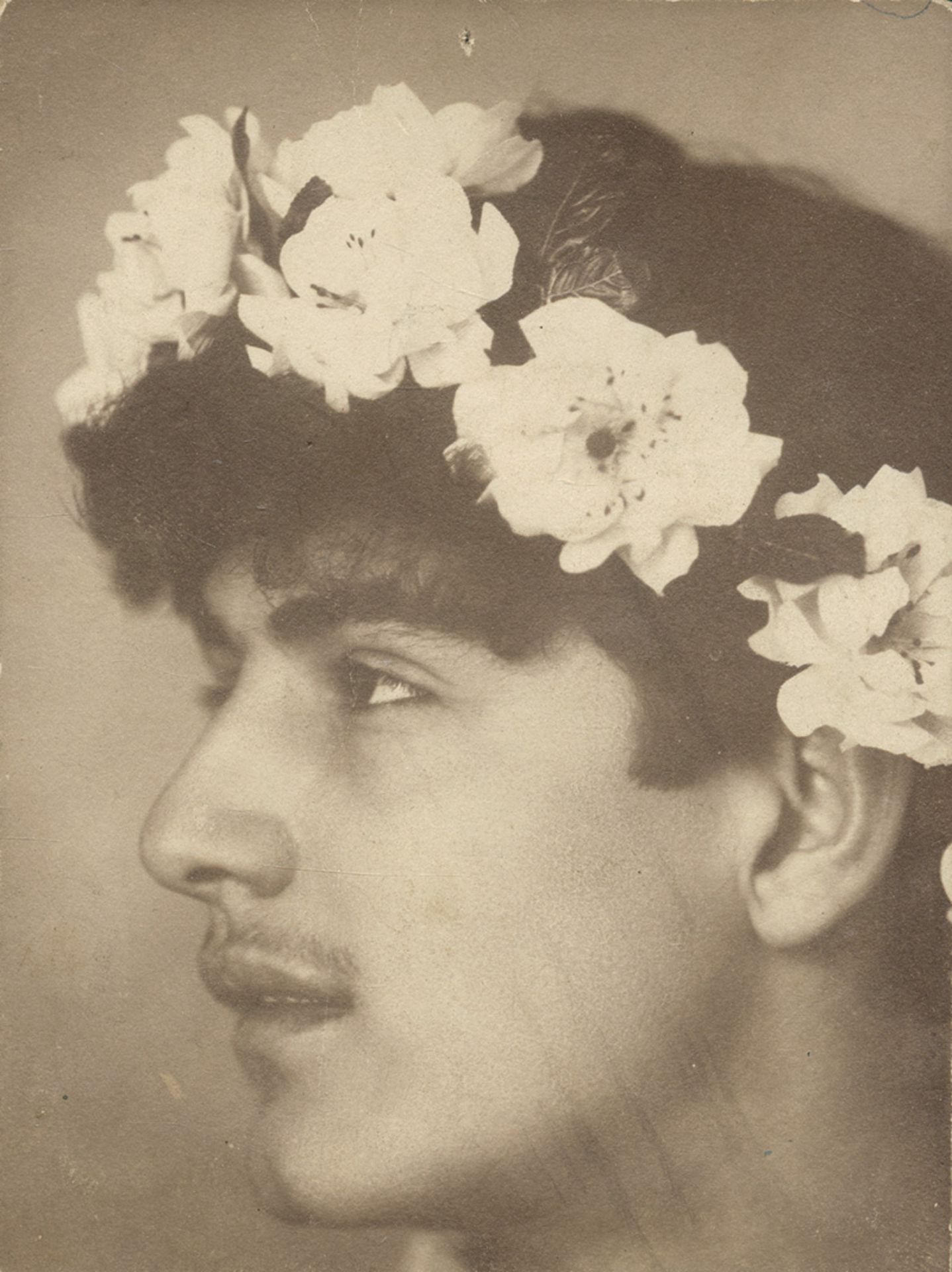 Gloeden, Wilhelm von: Youth with flower head wreath