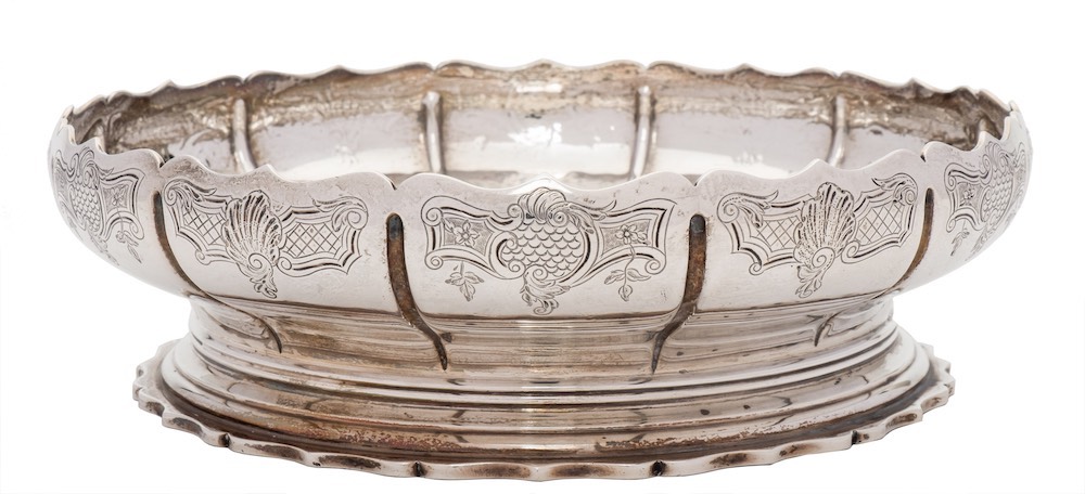 A George V silver shallow bowl, maker Carrington & Co, London, 1913: of circular panelled outline,