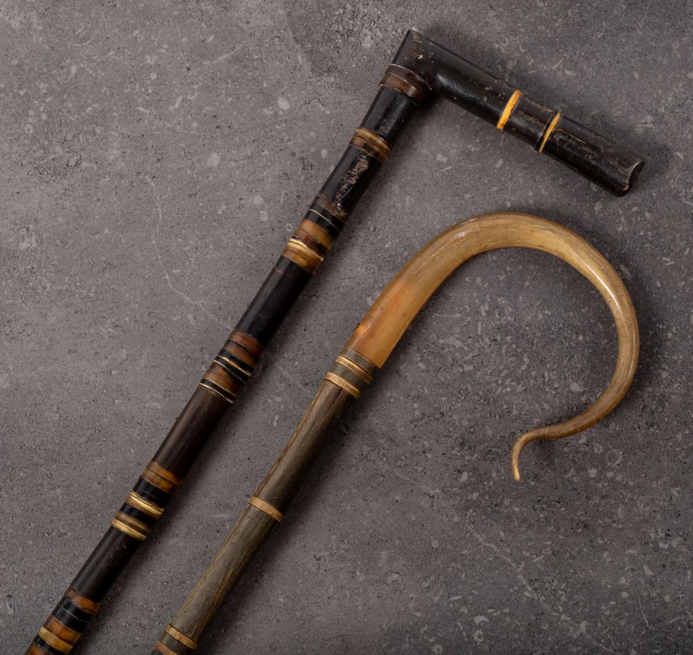A late 19th/early 20th century sectional horn walking cane: with contrasting colours of horn in