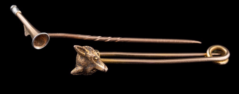 A 9ct gold fox mask pin brooch: and a stick-pin with horn motif.