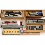 Hornby Dublo and other OO/HO gauge: a collection of loose rolling stock, including milk wagons,