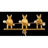 A fox motif bar brooch: set with seed pearls, approximately 34mm long, un-marked.