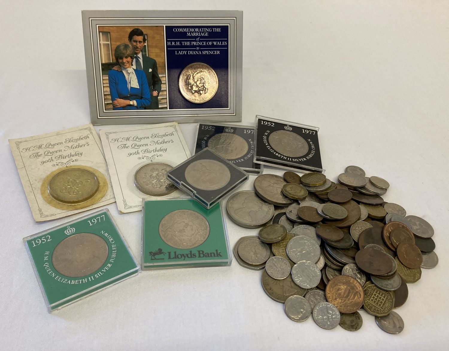 A tub of mixed British commemorative crowns, vintage coins and foreign coins.