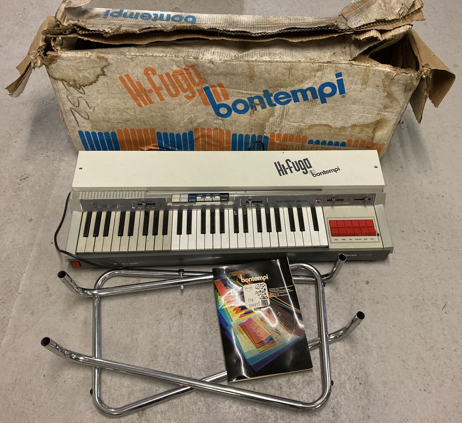 A vintage 1980's HI- FUGA Bontempi HF 203 electric organ keyboard.