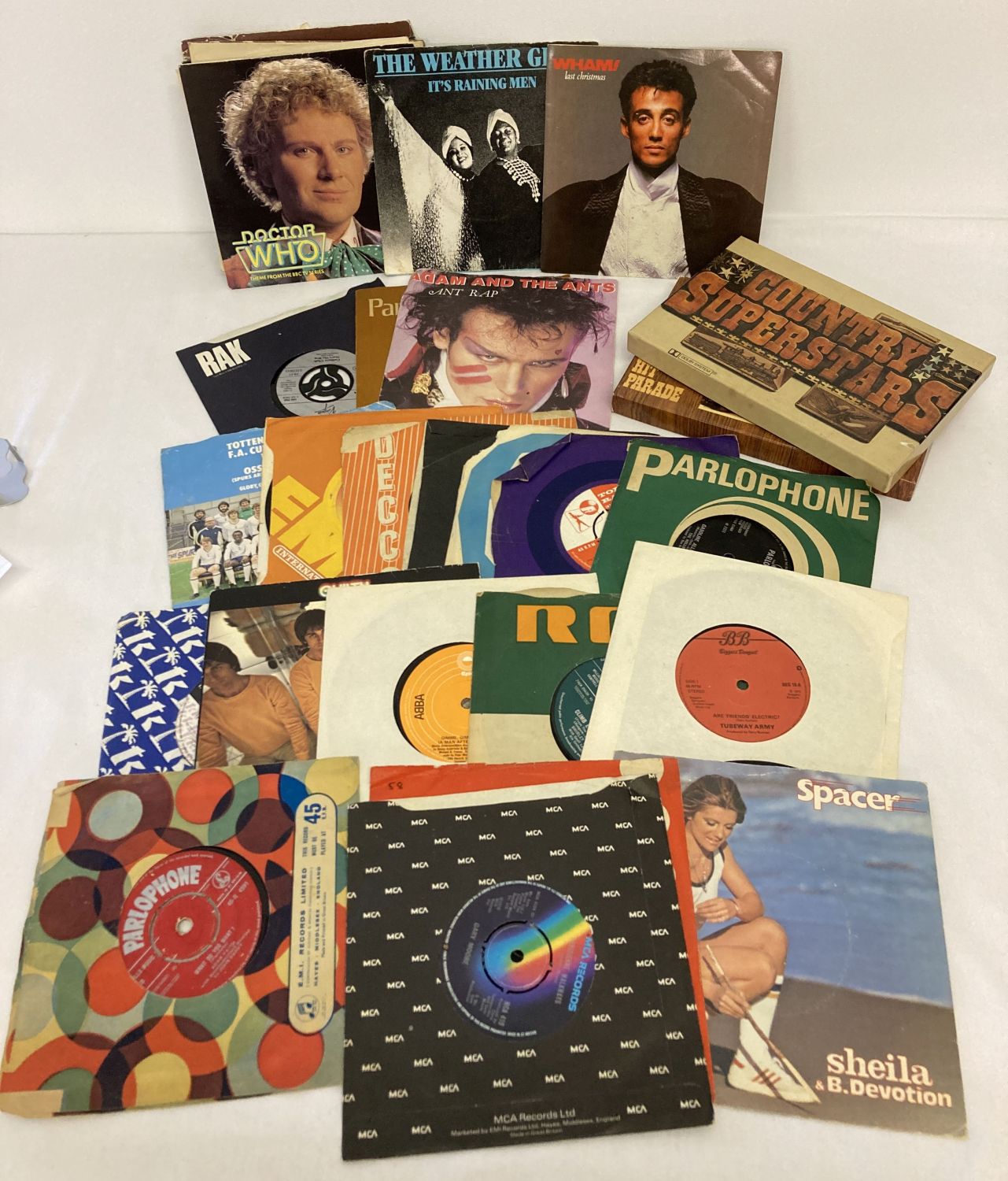 A small collection of vintage 45 records together with 2 country music cassette box sets.