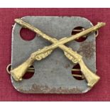 WWI School Of Musketry brass crossed rifled cap badge.