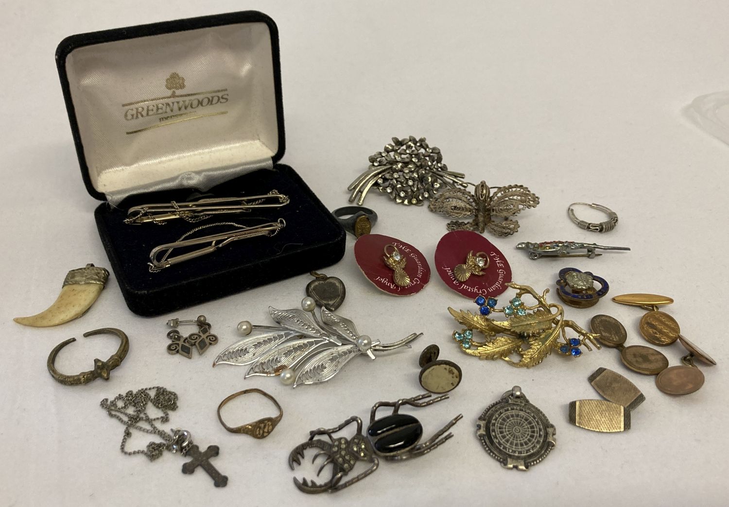 A small collection of vintage jewellery in varying conditions to include silver.