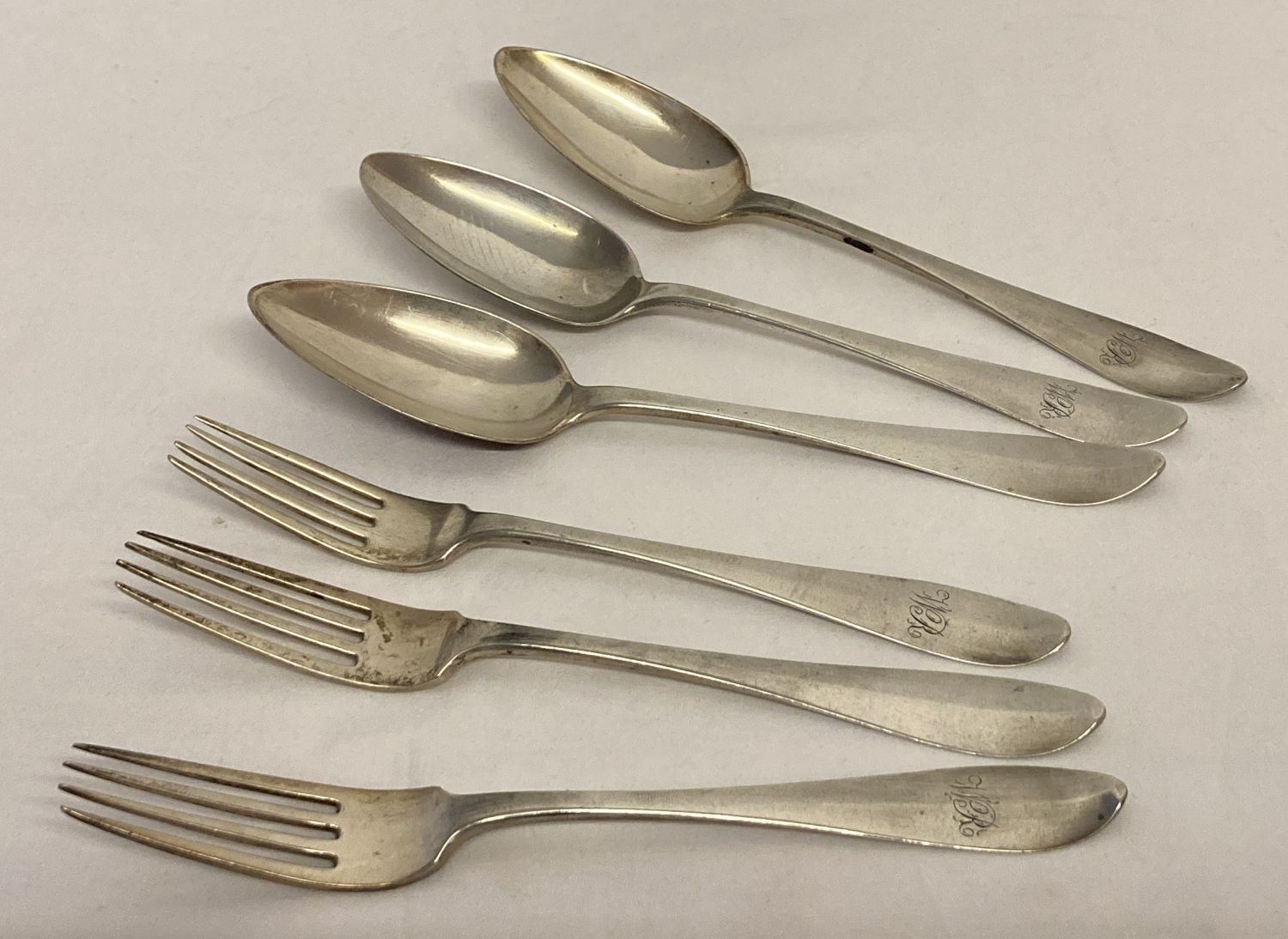 6 pieces of Georgian, Dutch 900 silver cutlery. 3 forks and 3 serving spoons, hallmarked for 1827.