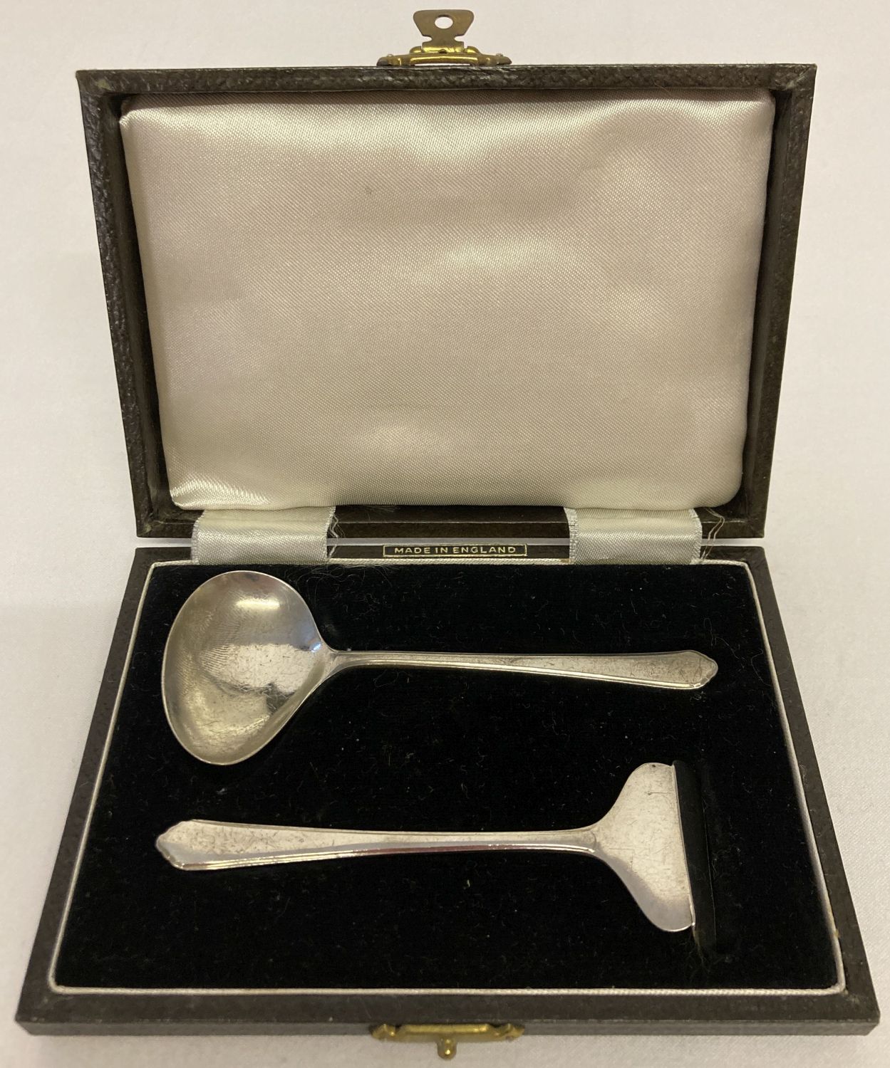 A cased silver Art Deco babies feeding spoon and pusher, fully hallmarked.