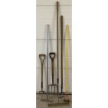 6 vintage and modern gardening tools, to include rakes, hoe's and forks.