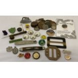 A collection of assorted misc items to include: coins, pin badges, buckles & penknives.