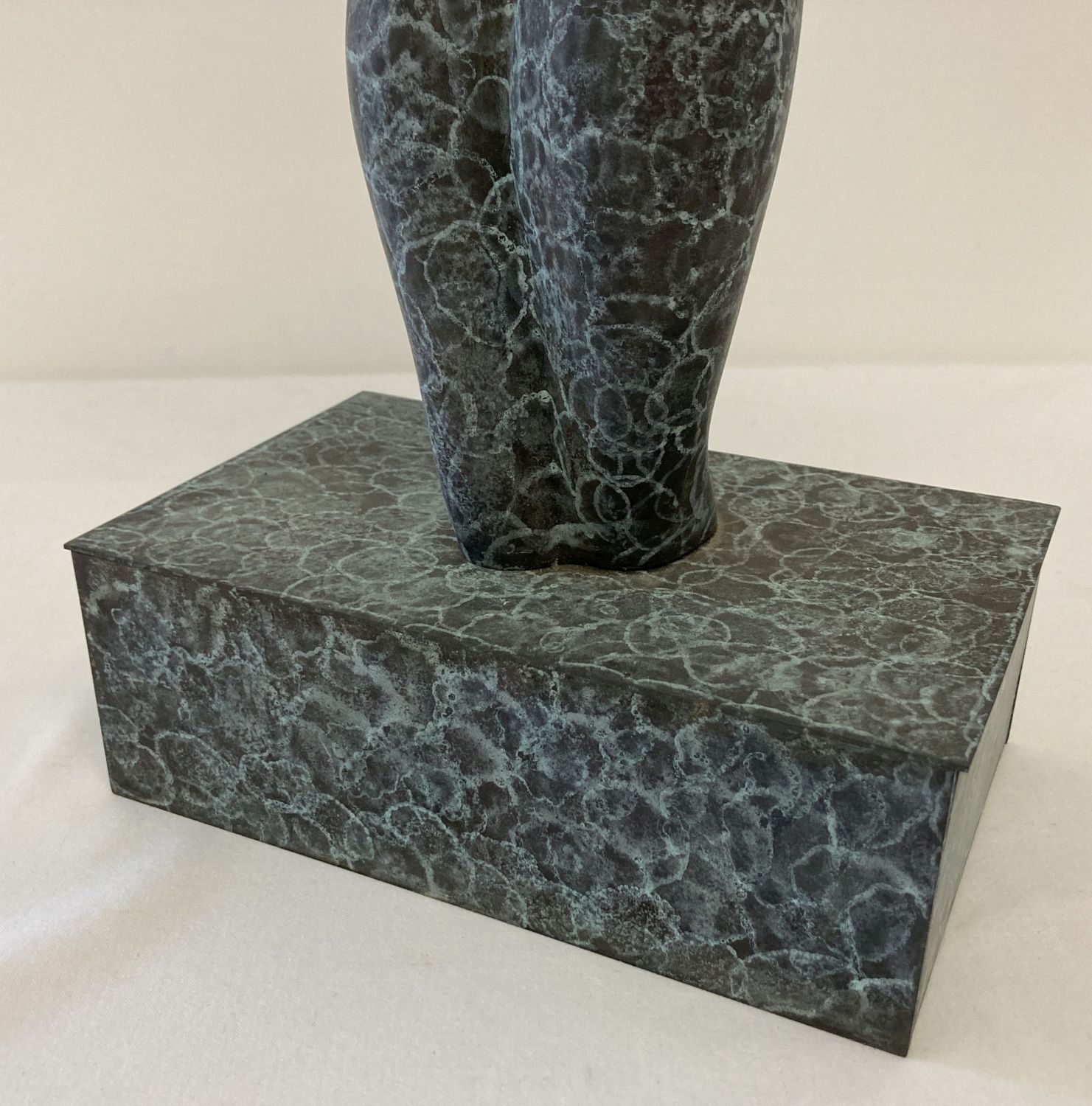 A modern bronze figurine of an abstract sculpture, with green painted detail. - Image 3 of 4