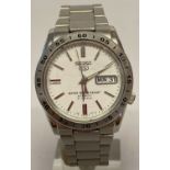A men's Seiko 5 fixed bezel 7S26-02T0 automatic wristwatch with stainless steel case and strap.