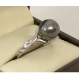 A 925 silver solitaire ring set with a gunmetal grey pearl by The Genuine Gem Company.