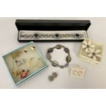 A small collection of assorted vintage costume jewellery.