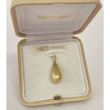 A boxed Majorica Oro Primera ley pale gold pearl pendant in original box.
