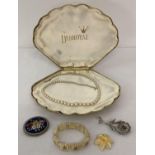 A small collection of vintage jewellery to include brooches. Comprising: faux pearl necklace with