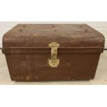 A Victorian tin trunk with original brass catch and lock. Approx. 37 x 60 x 40cm.