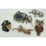 5 enamelled and stone set vintage brooches. Comprising: a large feather set with multi-coloured