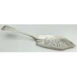 A Georgian silver fish slice with decorative pierced blade and fiddle design handle. Blade