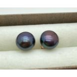 A pair of 14ct gold and peacock pearl stud earrings. Approx. 8mm diameter. Gold marks to both