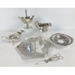 6 items of silver plated tableware, to include Mappin & Webb and Walker & Hall. Lot includes: