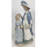 A large Nao Spanish ceramic figurine from 1980 depicting a mother & daughter. Retired. Approx. 37.