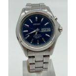 A men's Seiko Kinetic stainless steel bracelet strap wrist watch. Blue face with silver tone hour