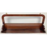 An Edwardian mahogany wall hanging shelf with shaped back and banded inlay decoration. Approx. 31