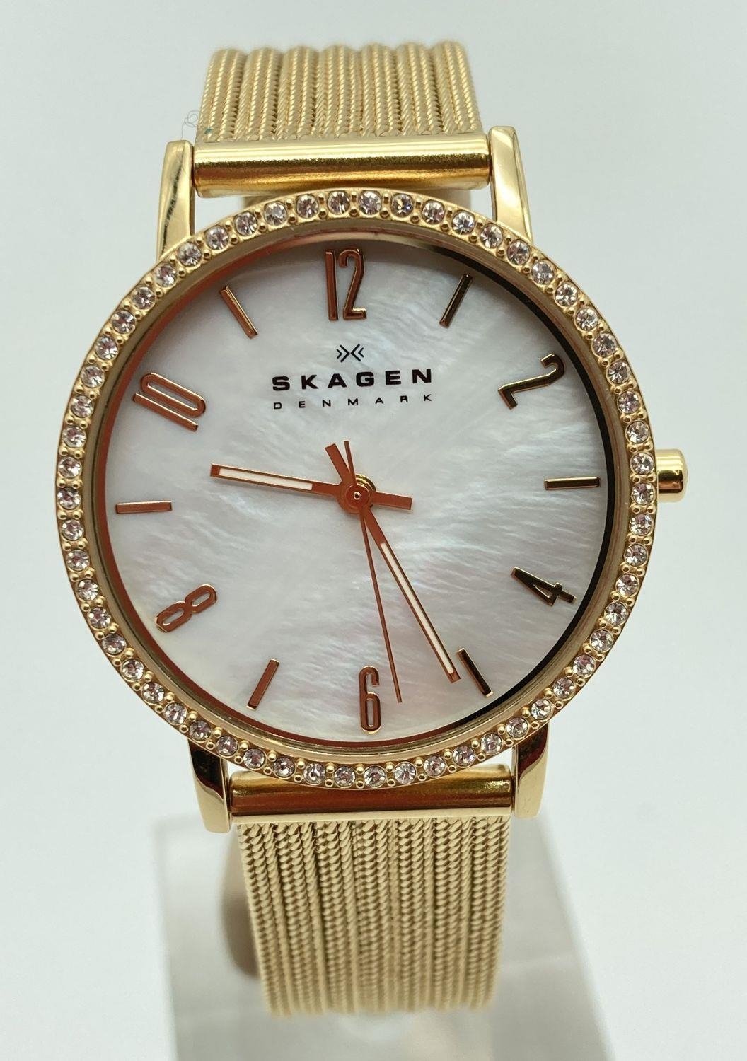 A ladies Skagen, Denmark slimline wristwatch with mother of pearl face and gold tone mesh strap.