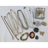 A collection of vintage and modern costume jewellery to include brooches, faux pearl necklaces and