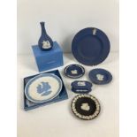 6 pieces of Wedgwood Jasper ware ceramics in more unusual colourways. Comprising: 4 pieces in navy