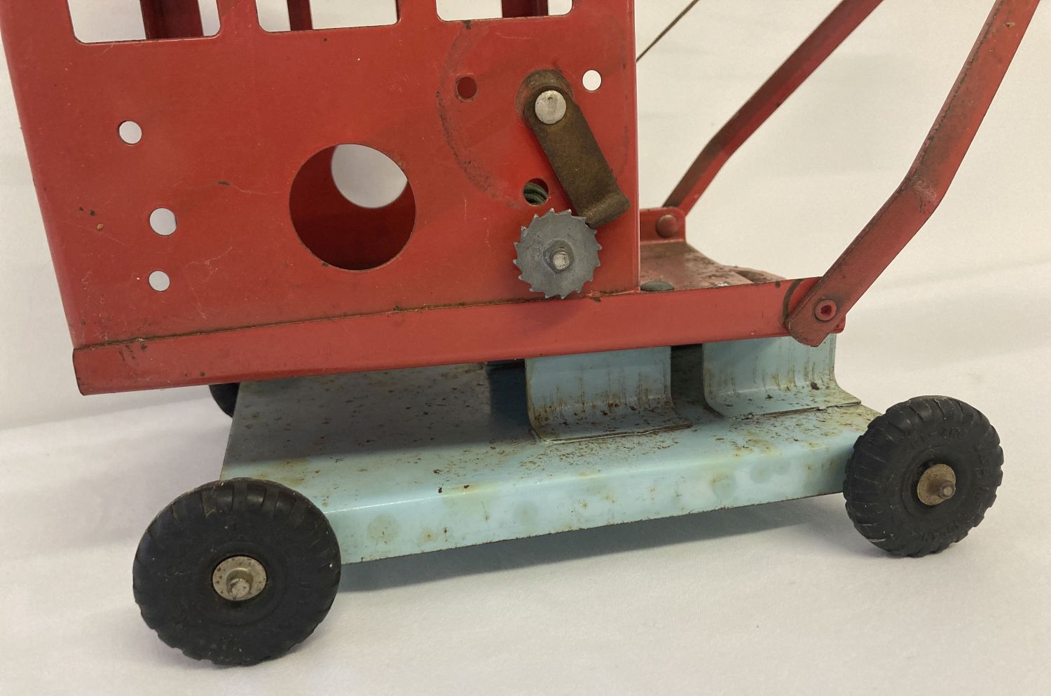 A vintage red and blue 1950's No. 2 tinplate crane with bucket and swivel base by Tri-Ang. - Image 3 of 5