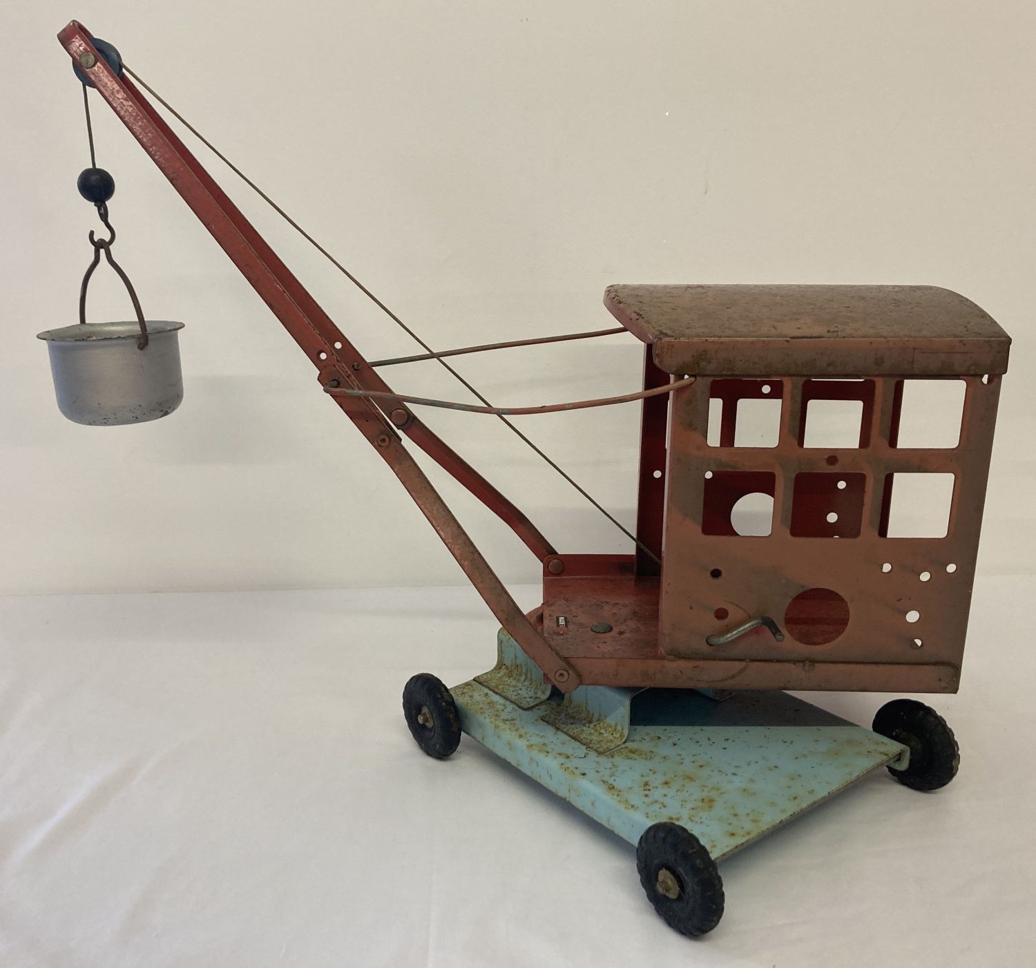 A vintage red and blue 1950's No. 2 tinplate crane with bucket and swivel base by Tri-Ang. - Image 5 of 5