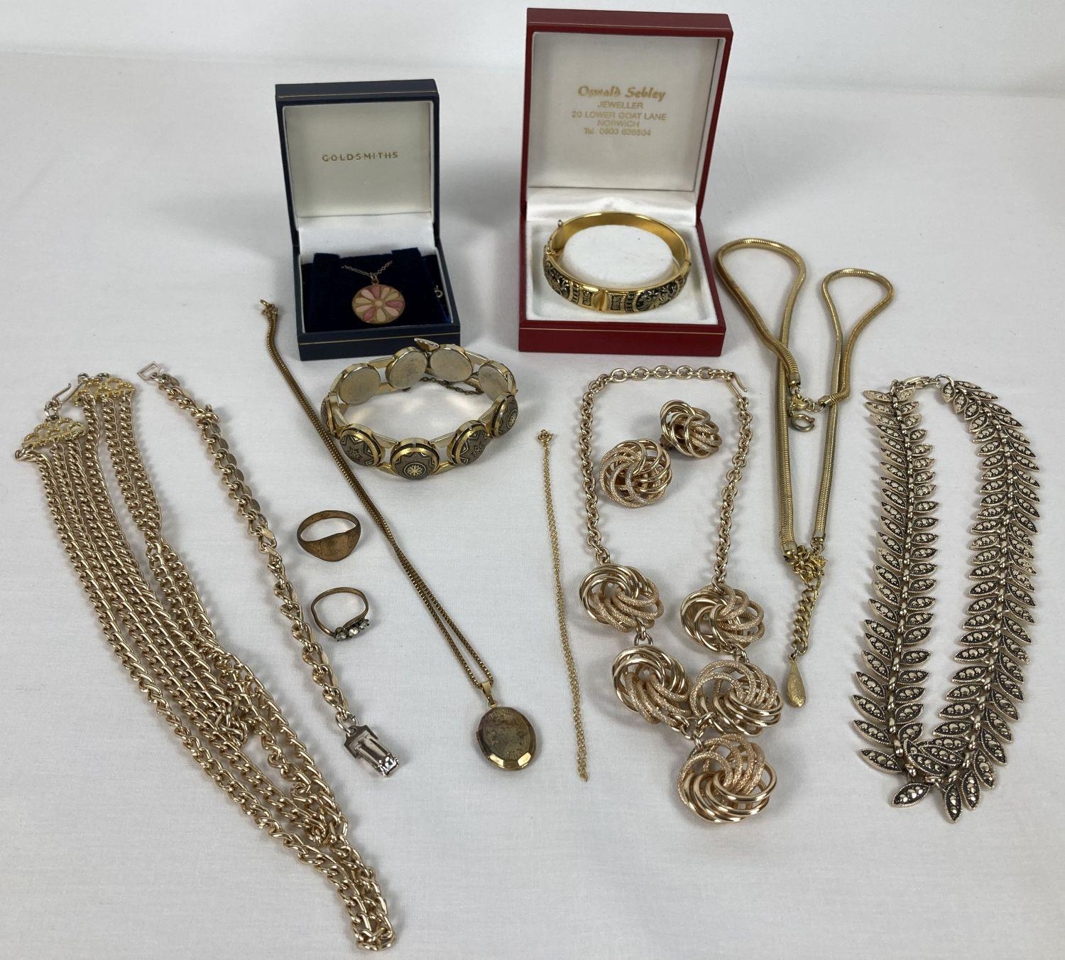 A quantity of assorted vintage gold tone costume jewellery. To include necklace and matching