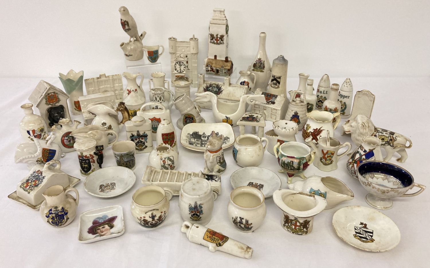 A quantity of assorted vintage crested ware ceramics to include Goss, Gemma & Carlton.