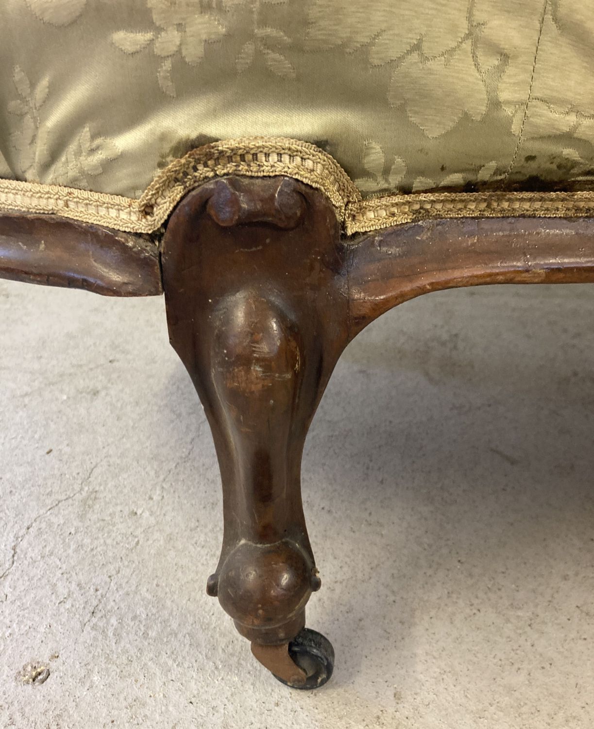 A Victorian walnut framed chaise lounge with green damask style upholstery and button back detail. - Image 3 of 11