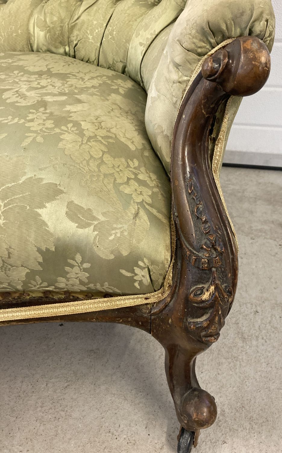 A Victorian walnut framed chaise lounge with green damask style upholstery and button back detail. - Image 4 of 11