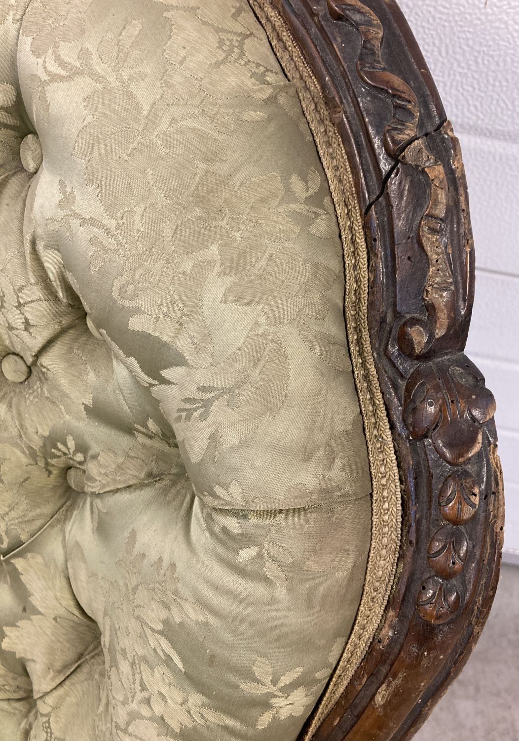 A Victorian walnut framed chaise lounge with green damask style upholstery and button back detail. - Image 5 of 11