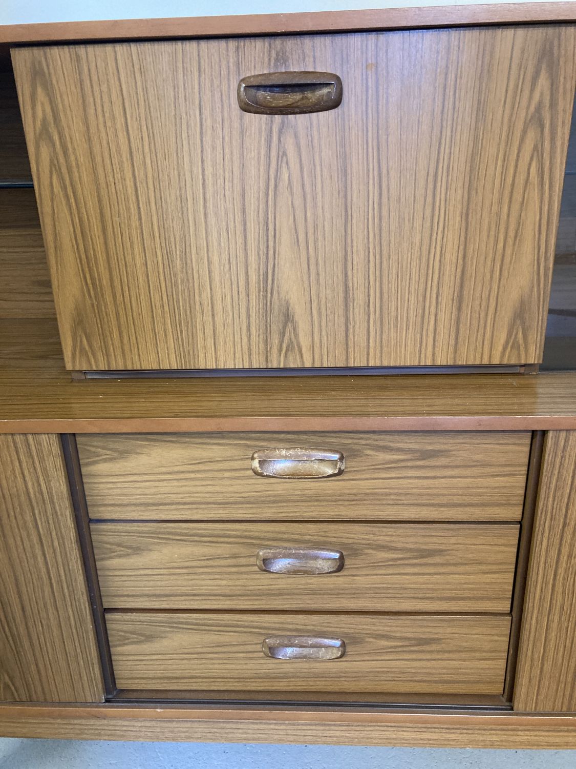 A vintage mid century Schreiber teak sideboard with sliding doors, drawers and glass shelves. - Image 6 of 6