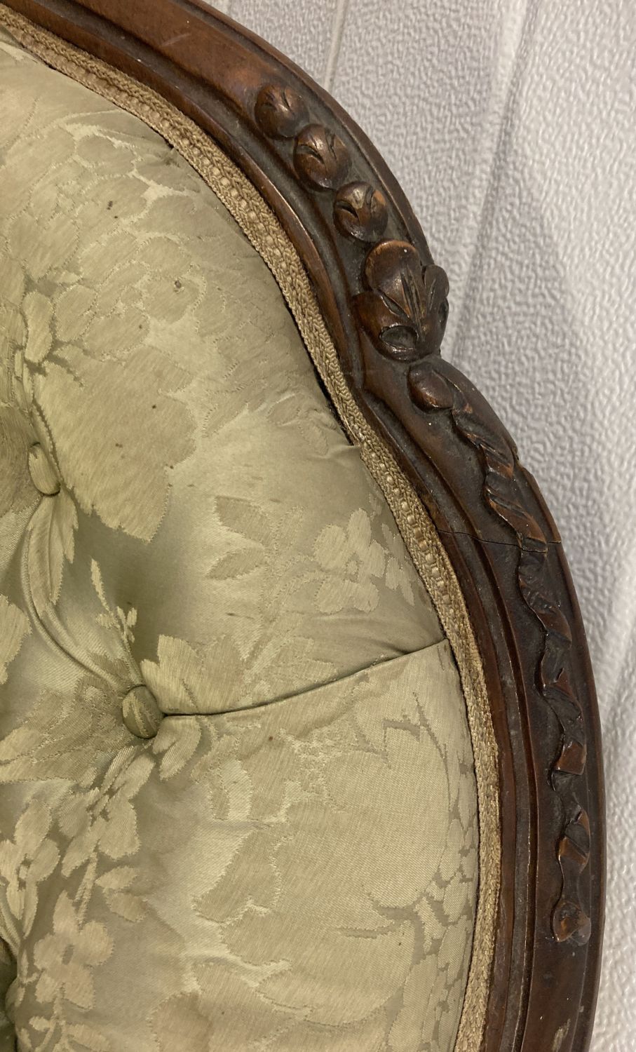 A Victorian walnut framed chaise lounge with green damask style upholstery and button back detail. - Image 6 of 11